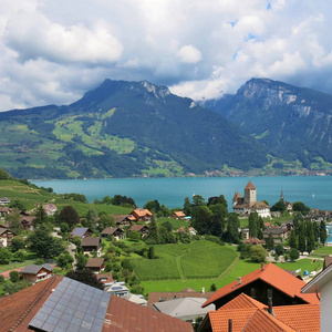 美丽的村庄 Spiez, 图恩湖和山脉 Sigriswiler Rothorn 和 Niederhorn。瑞士