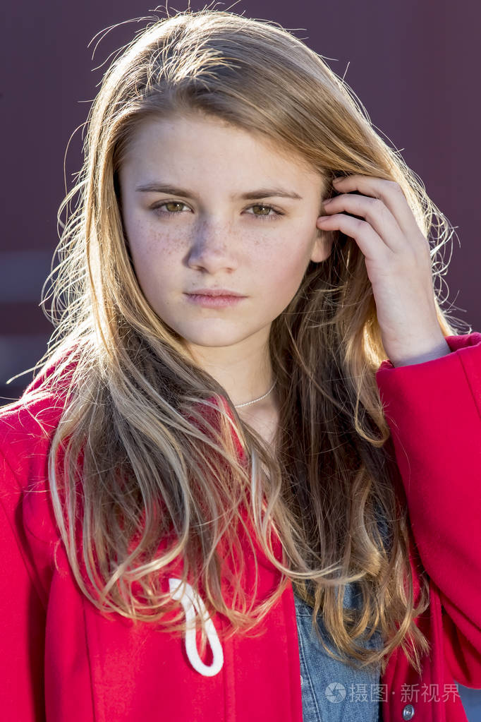 一个美丽的年轻少女金发女孩享受美丽的一天