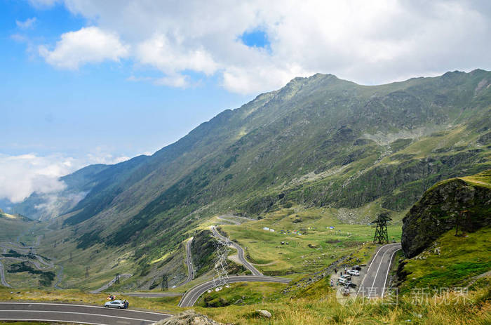 Fagaras 山的 Transfagarasan 路, 喀尔巴阡山绿草和岩石, 云中的山峰