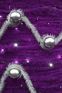 用新的一年的蓬松的丝带装饰的墙壁的质地和装饰以光滑的球的形式