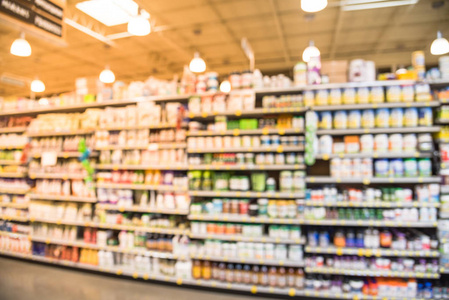 模糊的维生素商店货架上的有机乳清蛋白, 维生素和天然疗法的巨大变化。运动健美补充营养, 功能性食品。健身与健康生活理念