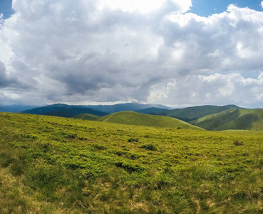 乌克兰夏季绿色的山脉。天空越过群山。乘吉普车旅行时的大气景观。越野远征。从窗口查看