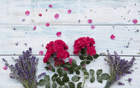 乡间木桌上的玫瑰花和薰衣草花束