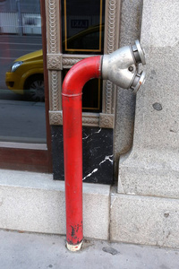 红色金属水管和饮用水自来水图片