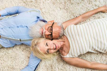 资深夫妇在60的乐趣在家里欢快的已婚夫妇肖像, 关于教龄和关系的概念