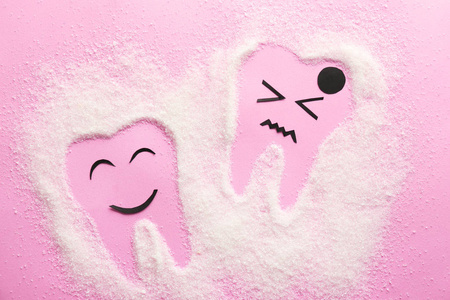 在颜色背景下用糖制成的臼齿组成。健康牙齿概念