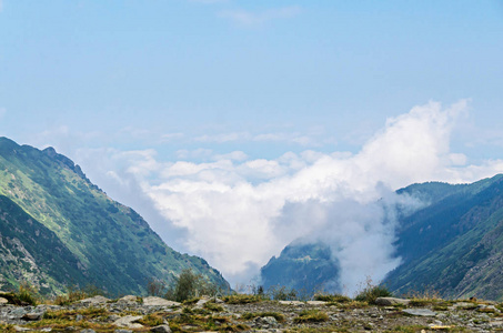 Fagaras 山的 Transfagarasan 路, 喀尔巴阡山绿草和岩石, 云中的山峰