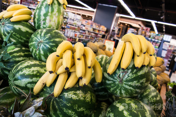 在超市西瓜香蕉