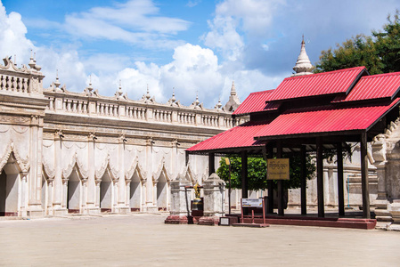 在缅甸古老的圣殿里的阿难寺, 是他最著名最美丽的寺庙之一。