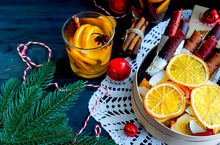 温暖的茶在冬天圣诞节晚上与桔子, 果子薯条和礼物在黑暗的背景, 复制空间, 假日概念