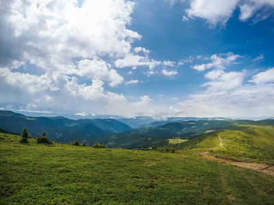 乌克兰夏季绿色的山脉。天空越过群山。乘吉普车旅行时的大气景观。越野远征