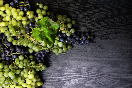 新鲜葡萄混合在木板上, 美味的食物, 富含白藜芦醇
