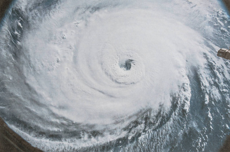 对佛罗伦萨飓风的鲜明和清醒的看法。Nasa 提供的这个图像的元素