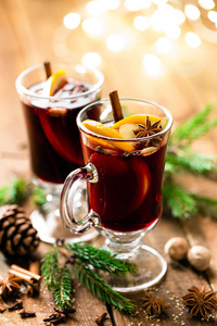 圣诞节在一张木制的餐桌上, 用香料和橘子来调味红酒。传统热饮料在圣诞节