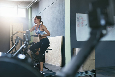 体育锻炼在健身房。Crossfit 自行车女子培训