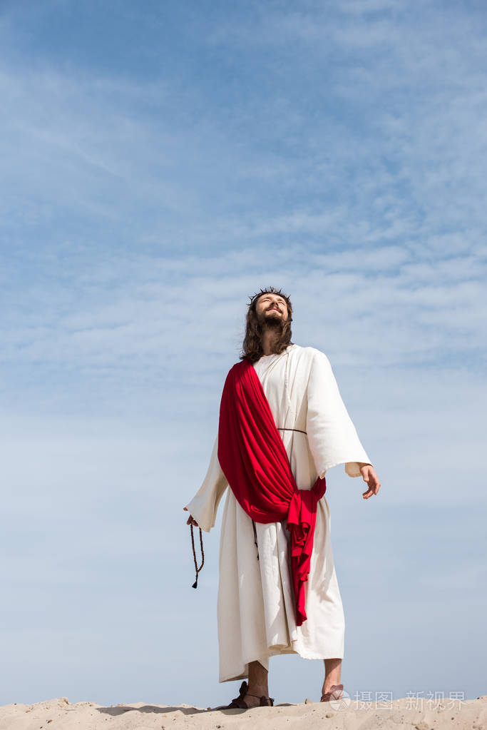 耶稣在长袍, 红色窗扇和荆棘王冠持有念珠和仰望沙漠