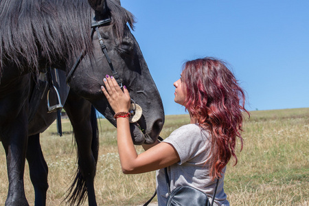 美丽的姑娘和自然黑马。基辅，乌克兰