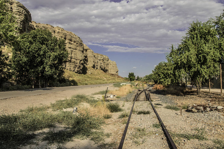 火车轨道与西部风景图片