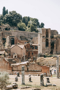 罗马的建筑和意大利风格的灰泥。古城景点, 旅游胜地。街头艺术, 世界遗产。光明的奇迹。雕刻的柱子和大写字母。古建筑