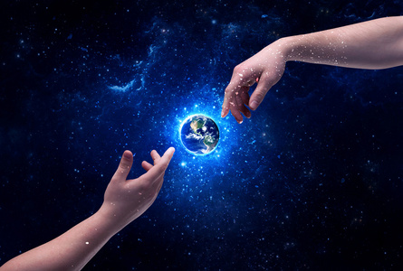 手在触摸地球的空间图片