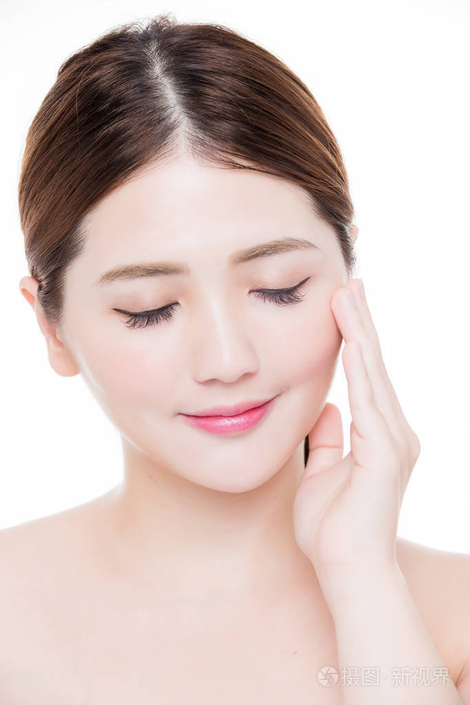 美丽的女人闭上眼睛, 触摸她的脸在白色的背景