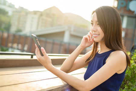 在室外使用手机的女人