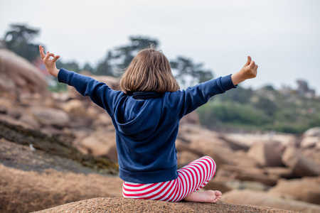 放松的幼儿坐着逃避,回头看照片