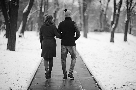 在秋城散步的年轻人和女人, 浪漫快乐的情侣照片