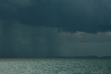 在海上发生了暴雨