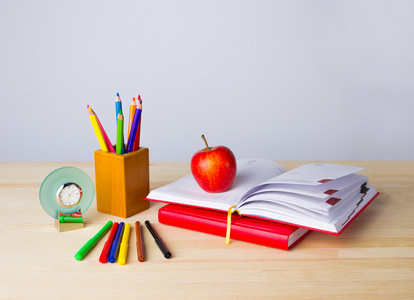 回到学校背景与书本 铅笔和在木桌子上的苹果