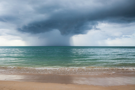 在海上发生了暴雨