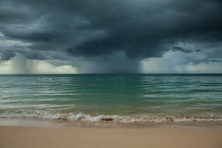 在海上发生了暴雨