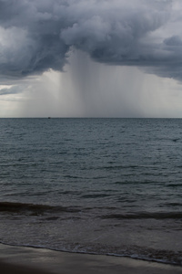 在海上发生了暴雨