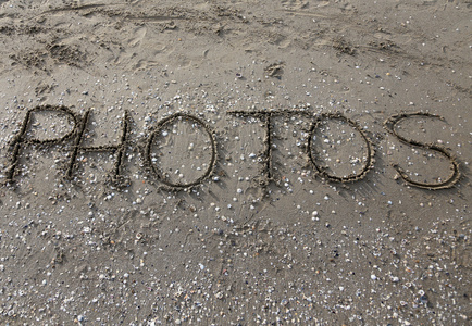 写在沙滩上的照片