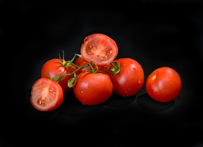 在黑色背景上的新鲜红番茄