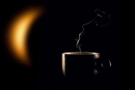 咖啡杯在夜灯图片