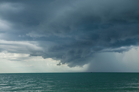 在海上发生了暴雨