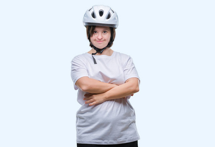 年轻的成年骑自行车的妇女与唐综合征戴安全帽在孤立的背景快乐的脸微笑着交叉双臂看着相机。积极的人