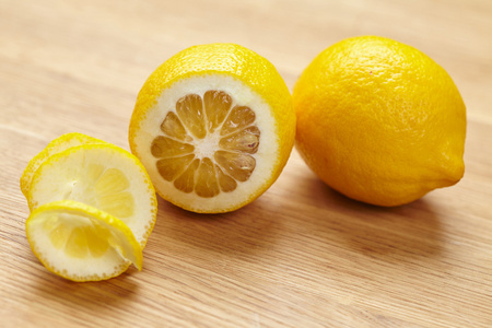 新鲜成熟的黄色柠檬