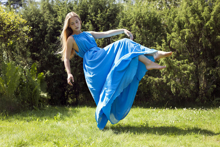 温柔飞穿蓝衣服的女孩照片