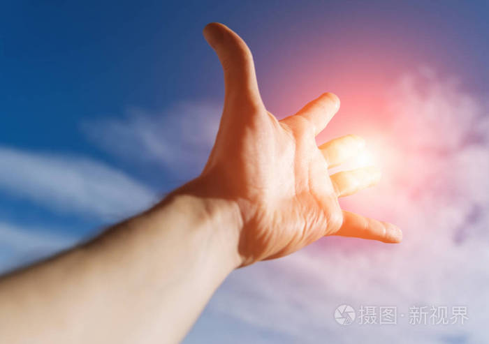 向天空延伸到一个男人的手