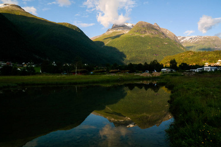 挪威 Stryn 的 Innvikfjorden 和 Loen 村日落