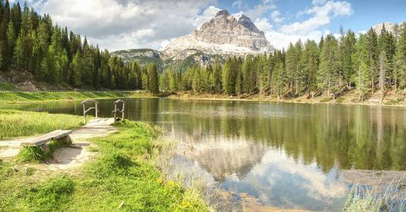 Cime 在 Antorno木桥清新的绿地和蓝天之上。令人惊叹的高山度假之旅