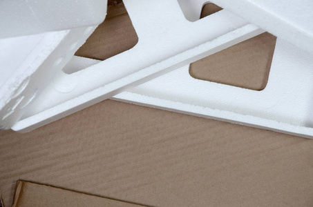 从纸箱箱中拆下新家电的概念照片