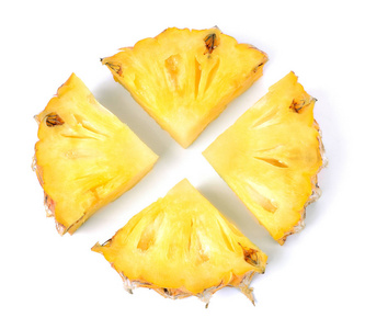 白底切片菠萝桩的顶部视图照片