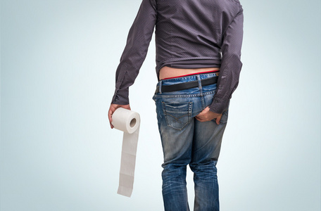 放屁的人人有腹泻.男人抱着卫生纸和屁股照片