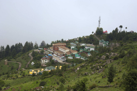 Auli 是印度北阿坎德邦喜马拉雅山 Chamoli 地区的滑雪胜地。它坐落在海拔2500米, 它坐落在途中的印度教朝圣目的地