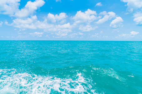 雷海水面背后船上