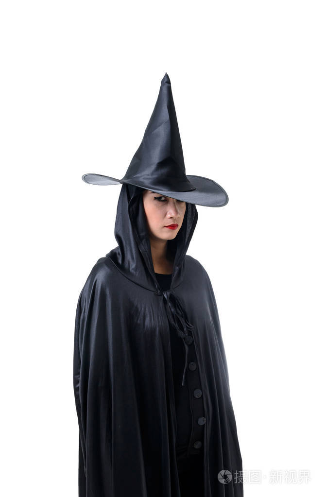 在黑色可怕的女巫万圣节服装的肖像站在白色背景的帽子与修剪路径隔离