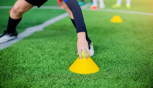 足球运动员运动速度测试和慢跑和跳跃在橄榄球训练的标记之间